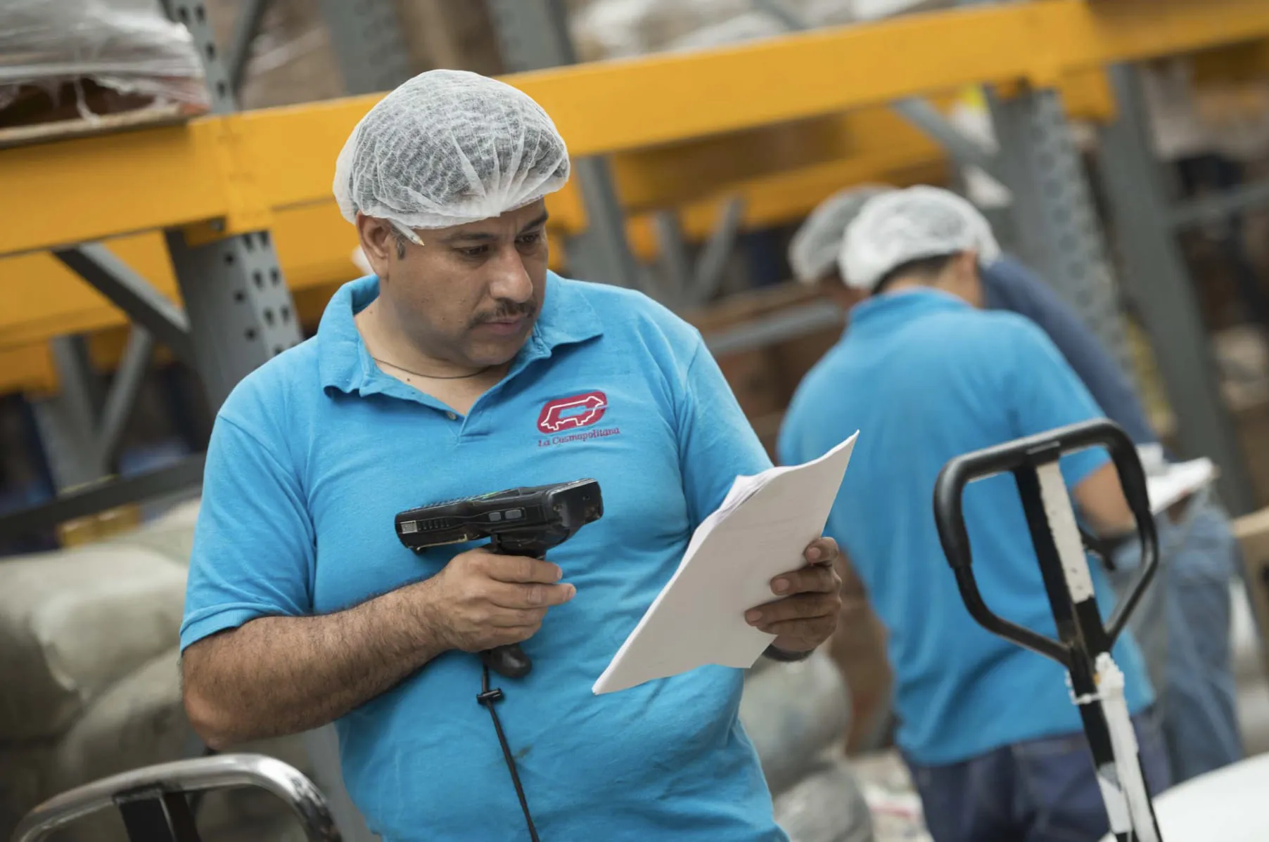 Operador logístico supervisa inventarios y rutas de distribución de alimentos en instalaciones de La Cosmopolitana.