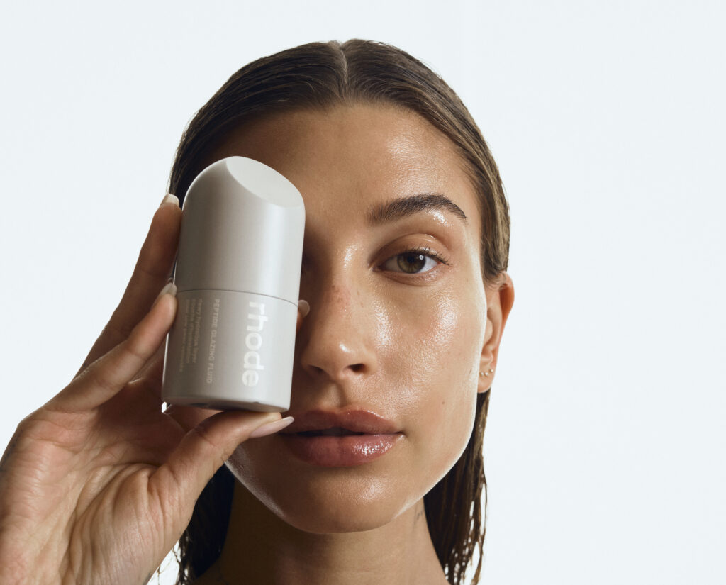 Productos de Rhode, la marca de skincare de Hailey Bieber, en medio de una controversia por reportes de calidad.