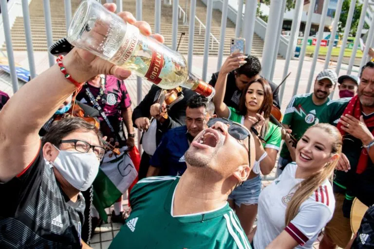 Aficionados nacionales y extranjeros disfrutan tequila durante las celebraciones del Mundial 2026 en México.