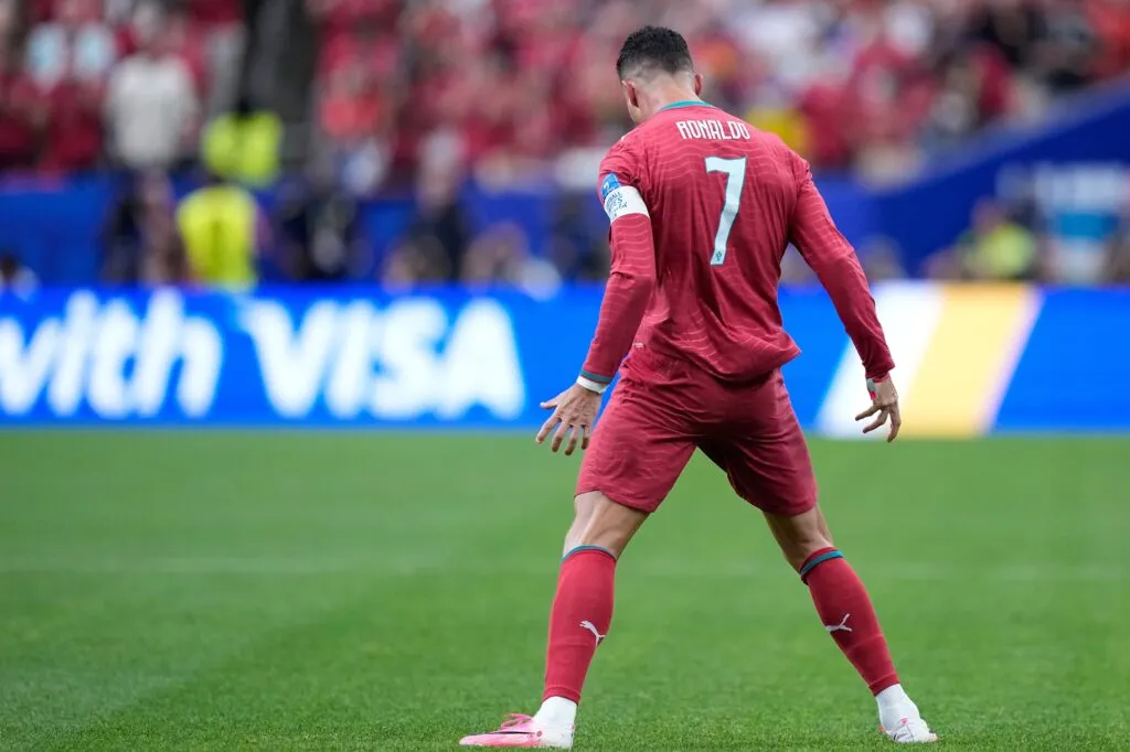 Cristiano Ronaldo durante un entrenamiento acompañado por especialistas en rendimiento físico y recuperación deportiva.