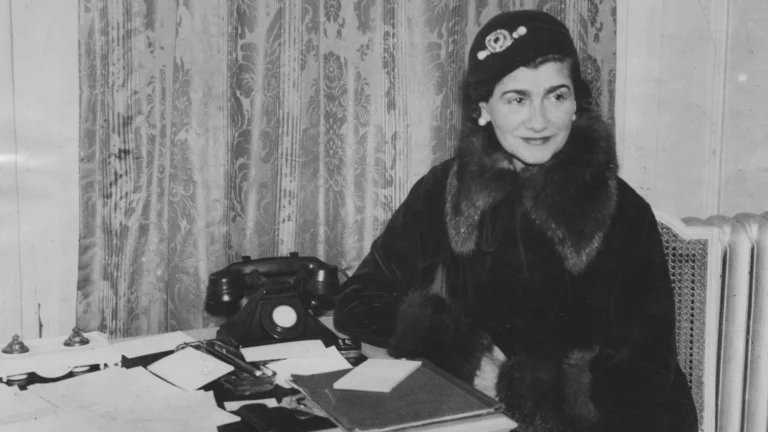 Coco Chanel y elementos icónicos de la marca que revolucionó la industria mundial de la moda.