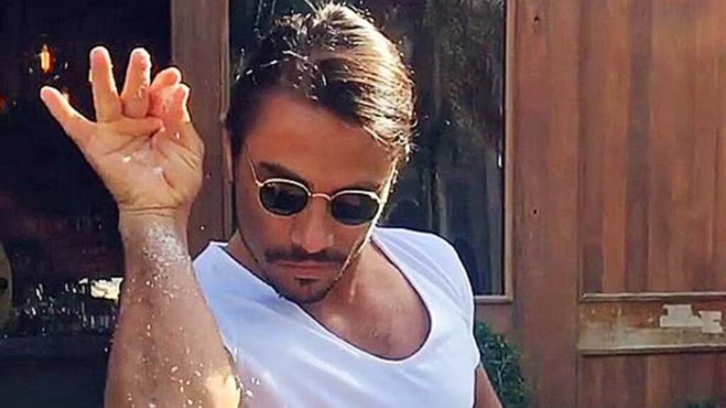 Salt Bae realizando su famoso gesto de lanzar sal sobre un corte de carne en uno de sus restaurantes.