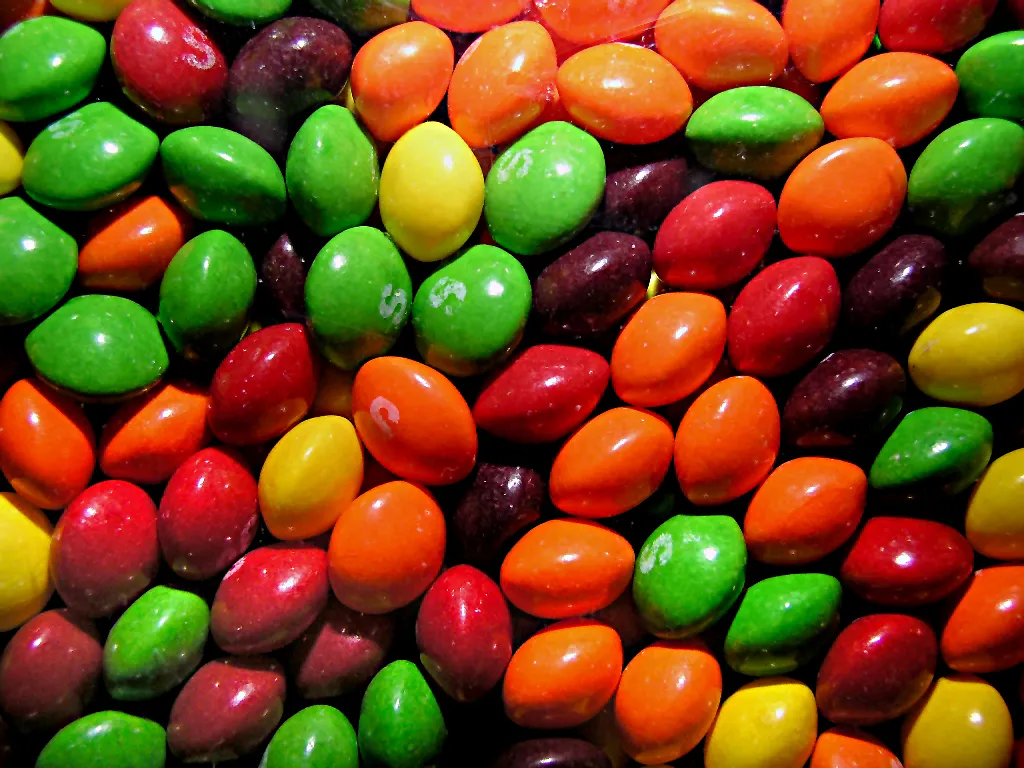 Caramelos Skittles de colores variados, una de las marcas de dulces más reconocidas del mundo.
