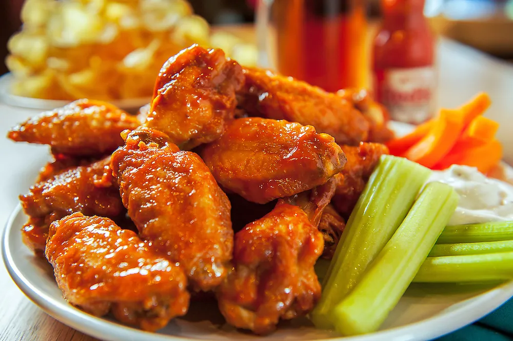 Alitas de pollo con diferentes salsas que impulsan uno de los negocios gastronómicos más rentables