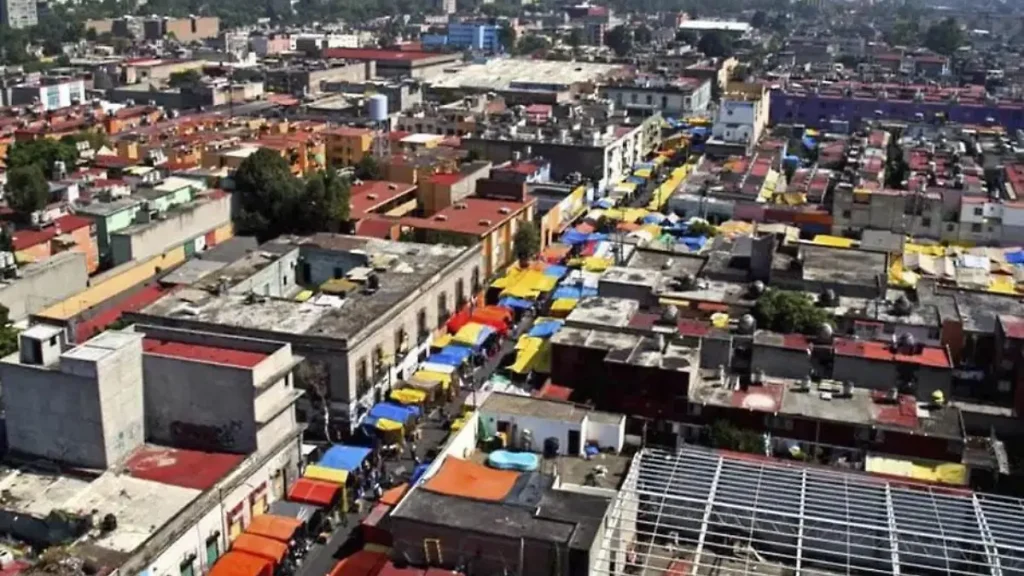 Mercancía asegurada durante un decomiso histórico relacionado con productos falsificados en Tepito