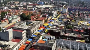 Mercancía asegurada durante un decomiso histórico relacionado con productos falsificados en Tepito