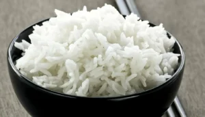 Campos de arroz y granos listos para consumo, uno de los alimentos más importantes del planeta.