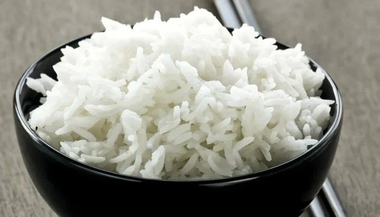 Campos de arroz y granos listos para consumo, uno de los alimentos más importantes del planeta.