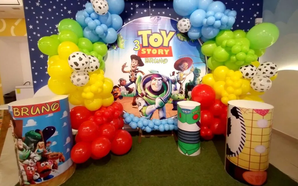 Fiesta infantil temática con decoración profesional, mesa de dulces y entretenimiento para niños.