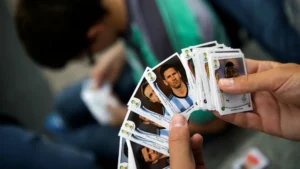 Personas intercambiando estampas de futbol durante la fiebre del álbum del Mundial