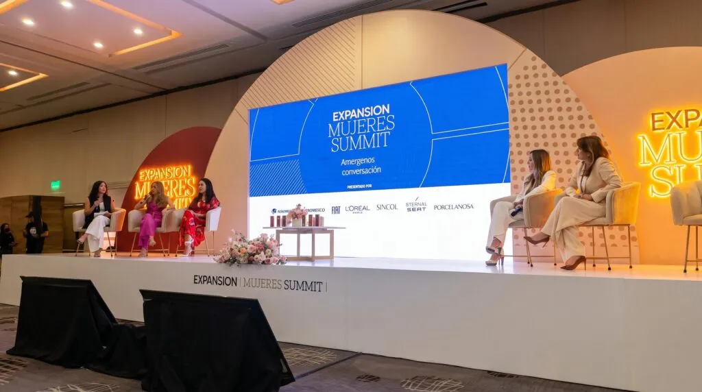 Elena Alti durante Expansión Mujeres Summit 2026 compartiendo su visión sobre liderazgo basado en el servicio y networking estratégico para impulsar el talento femenino