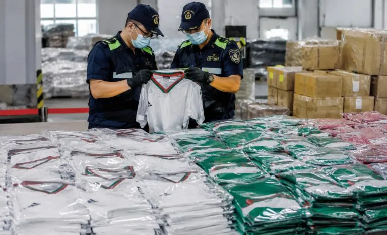 Hong Kong decomisa artículos falsificados del Mundial 2026 valorados en casi 20 millones de dólares