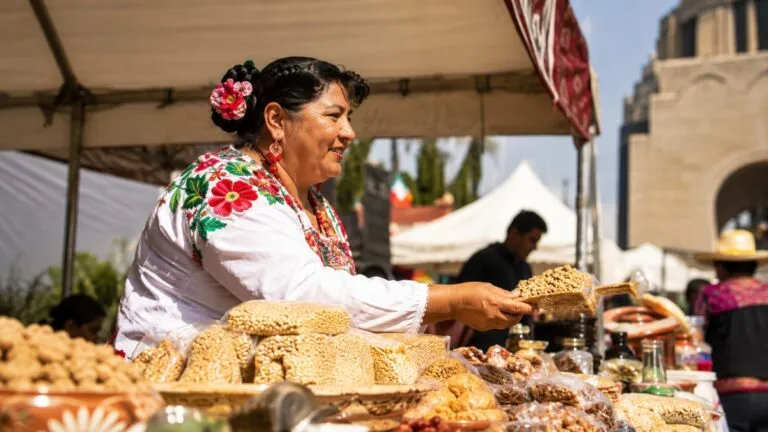 Feria del Amaranto en CDMX con gastronomía, actividades gratuitas y productores mexicanos reunidos en un espacio cultural.