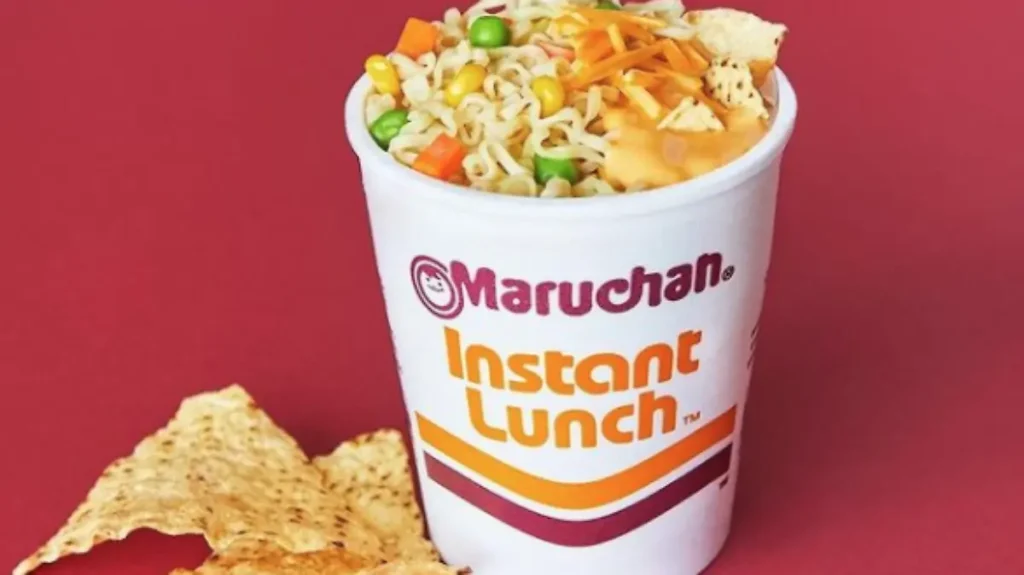 Sopa Maruchan preparada en vaso, símbolo de practicidad y consumo global de alimentos instantáneos