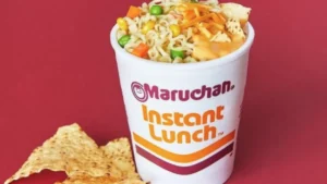 Sopa Maruchan preparada en vaso, símbolo de practicidad y consumo global de alimentos instantáneos