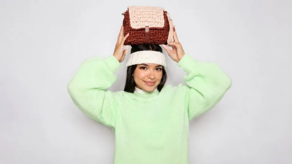 Moda artesanal con tejidos y accesorios hechos a mano en Ecuador con diseños actuales e identidad local