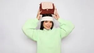Moda artesanal con tejidos y accesorios hechos a mano en Ecuador con diseños actuales e identidad local