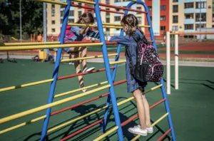 Niños disfrutando de actividades de verano en un espacio público protegido con tecnología de seguridad y monitoreo de Seguritech.
