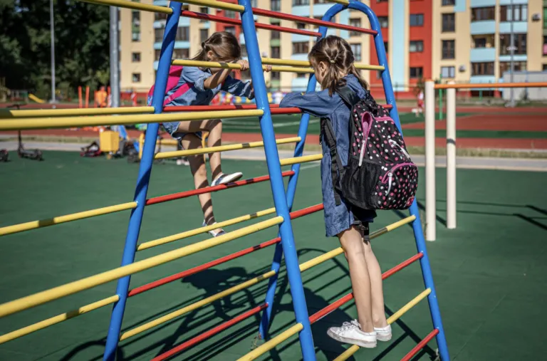 Niños disfrutando de actividades de verano en un espacio público protegido con tecnología de seguridad y monitoreo de Seguritech.