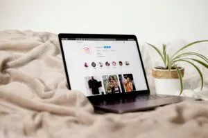 Influencer en México mostrando ingresos mensuales y oportunidades de monetización digital en redes sociales