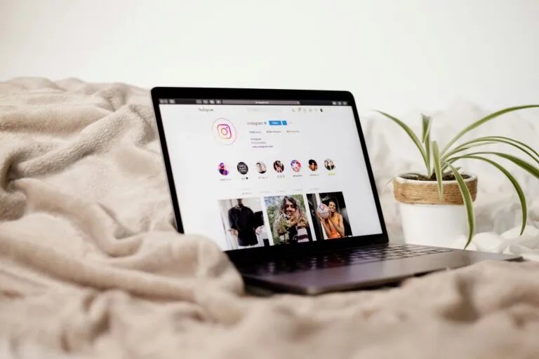 Influencer en México mostrando ingresos mensuales y oportunidades de monetización digital en redes sociales