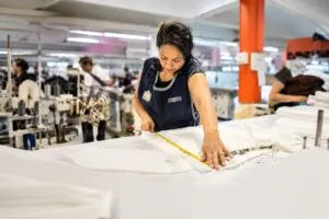 Aranceles textiles impulsan la producción en México y fortalecen la industria nacional frente a importaciones de China.