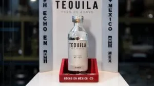 Botella Hecho en México durante la presentación institucional que impulsa la identidad del tequila mexicano.