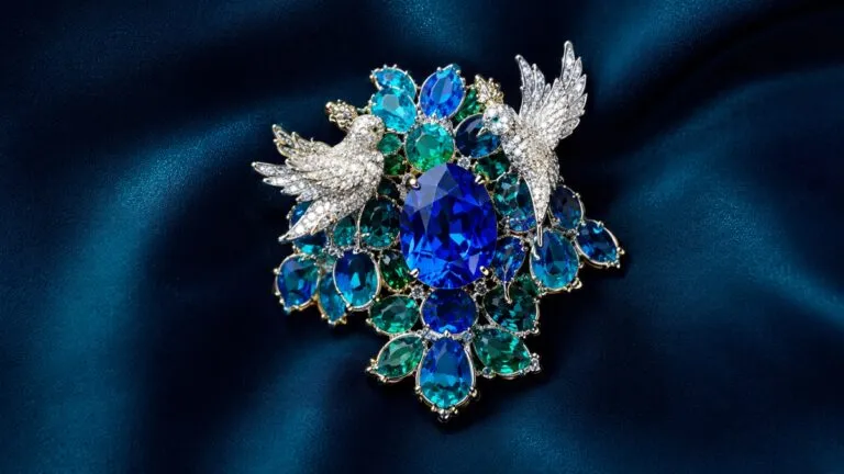 Broche pájaro Tiffany con zafiros inspirado en Bird on a Rock de Tiffany & Co. dentro de su colección de alta joyería.