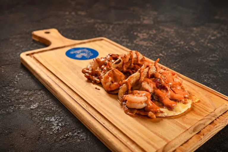 Taco de gobernador premiado en Santander con queso ahumado y gambones flameados con tequila