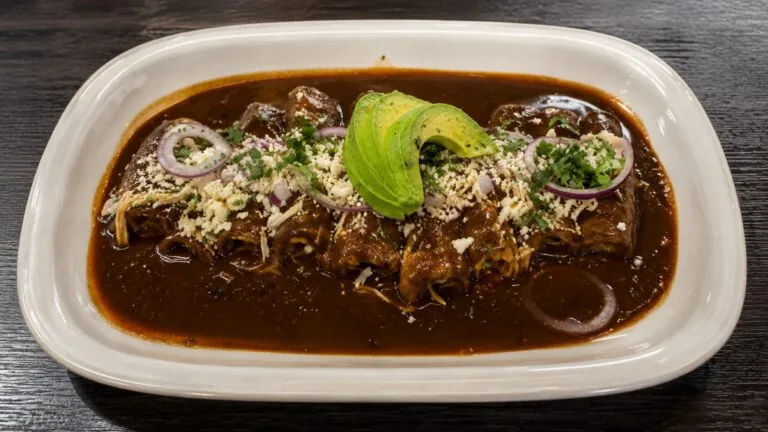 Tradición gastronómica de El Taquito, restaurante histórico de Ciudad de México con 109 años de historia.