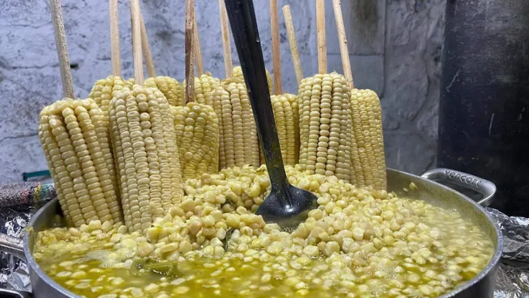 Elotes y esquites, uno de los antojitos más populares de México.