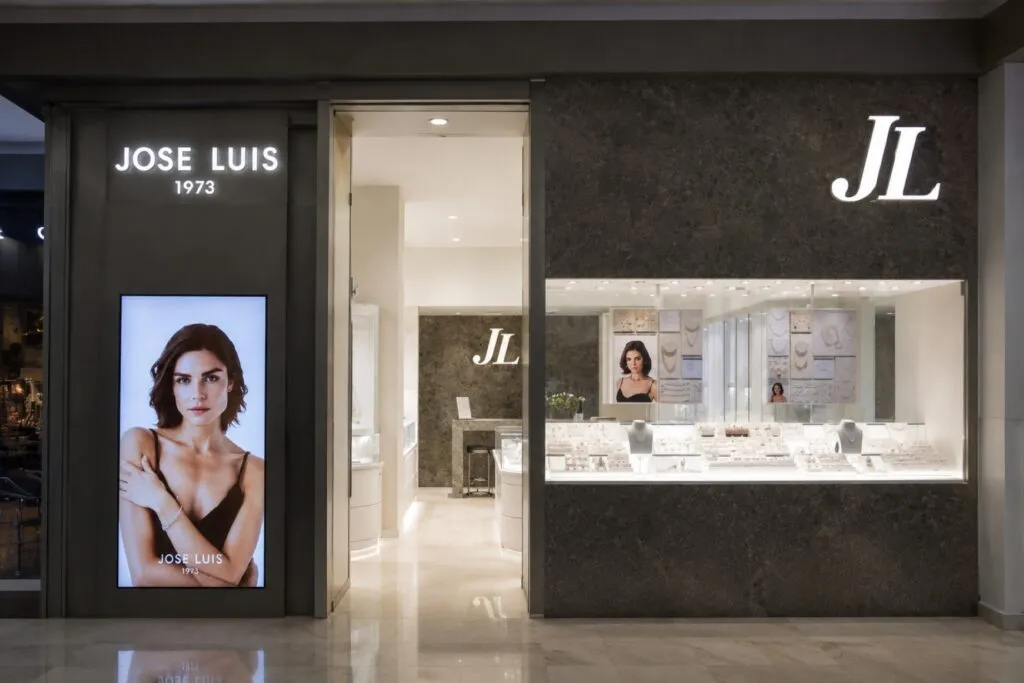 JOSE LUIS Joyerías abre su primera tienda en México dentro de Centro Santa Fe con una propuesta de lujo accesible.