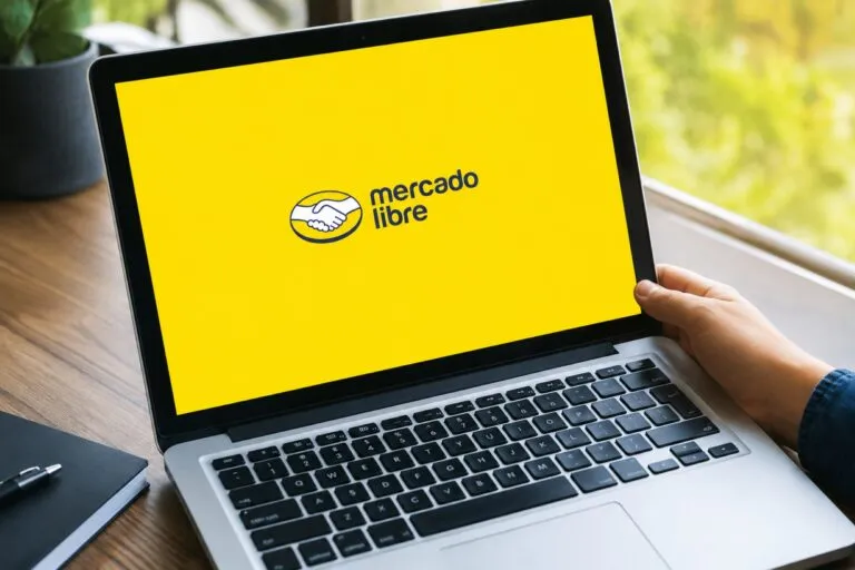 Supermercado en línea en México con compradores usando Mercado Libre para adquirir productos de despensa desde una aplicación móvil.