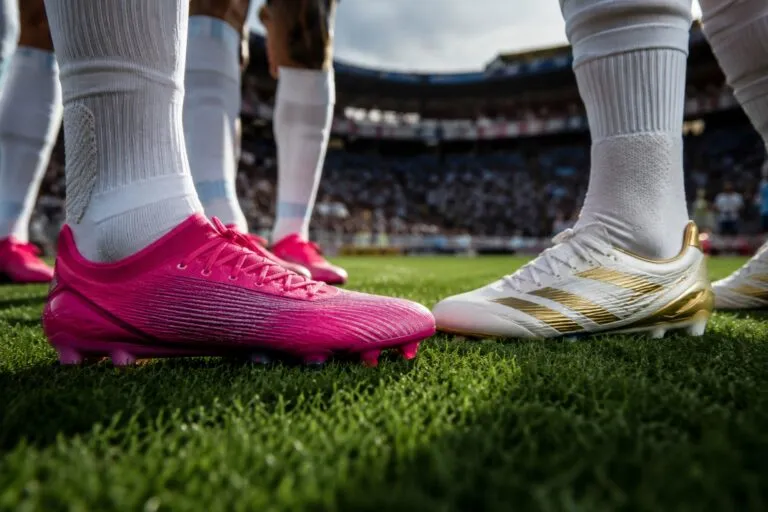 Botines fucsia dominan el Mundial gracias a estrategias de marketing y visibilidad mientras Messi utiliza un diseño diferente.