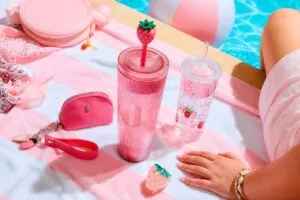 Pink Drink de Starbucks convertido en colección de merchandising con accesorios y vasos exclusivos en Estados Unidos