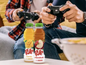 Jóvenes y familias disfrutan bebidas Pulp durante una tarde de verano.