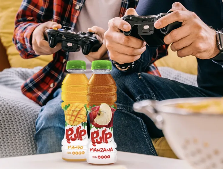Jóvenes y familias disfrutan bebidas Pulp durante una tarde de verano.