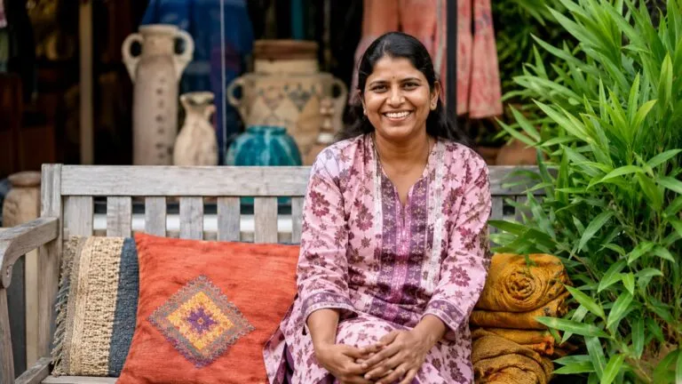 Artesanas de Saheli Women confeccionan moda ética en India para fortalecer una marca propia con impacto social.