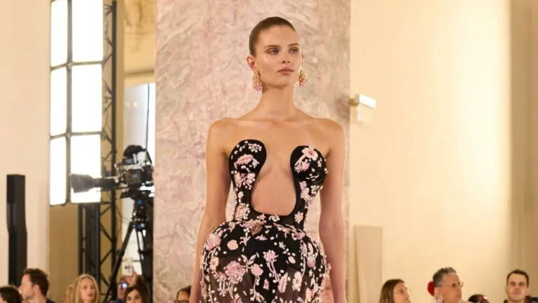 Vestido de alta costura Schiaparelli con detalles escultóricos y acabado dorado.