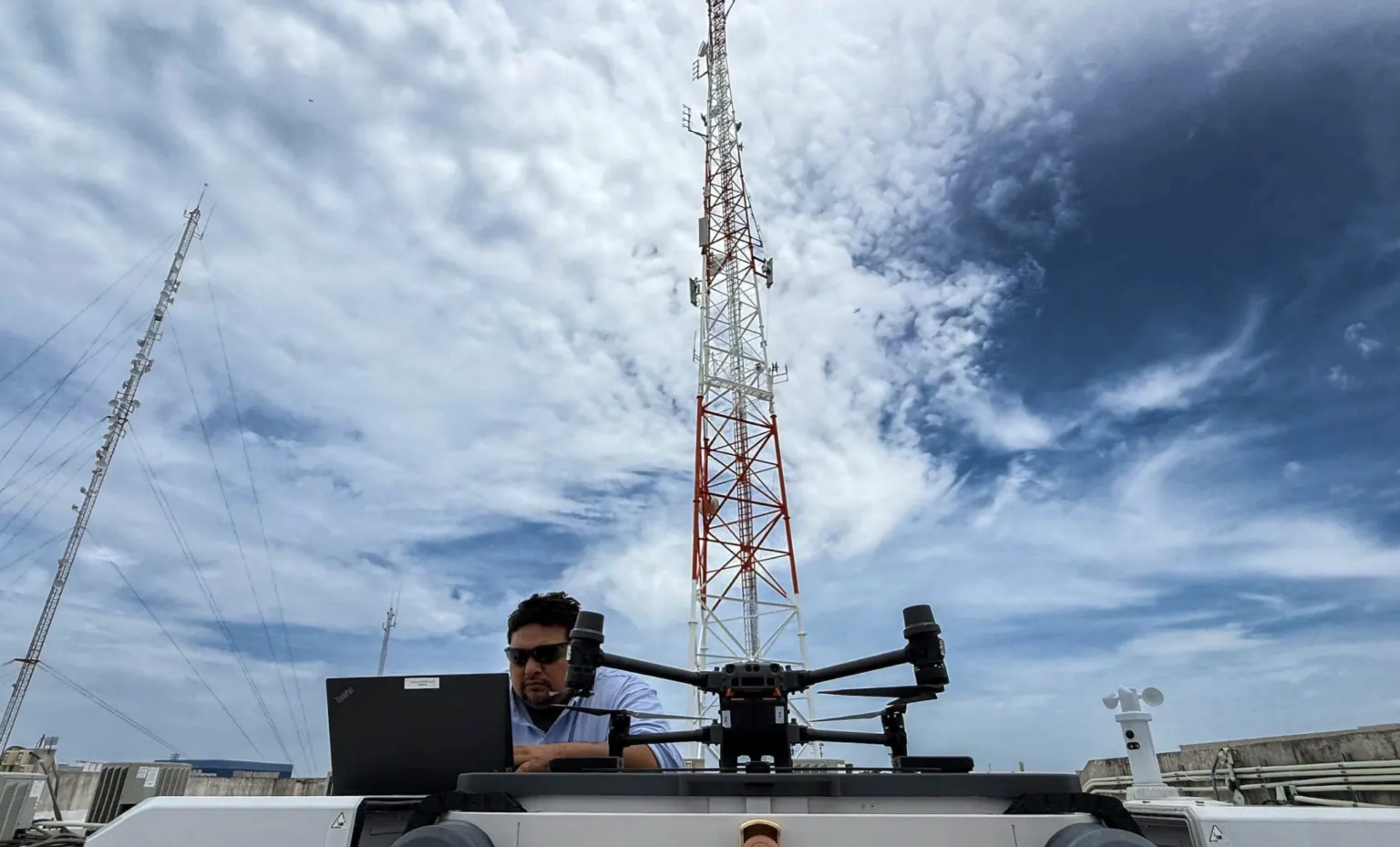 Drone de Seguritech Privada previo a realizar labores de vigilancia aérea con cámaras inteligentes y transmisión en tiempo real.