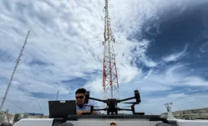 Drone de Seguritech Privada previo a realizar labores de vigilancia aérea con cámaras inteligentes y transmisión en tiempo real.