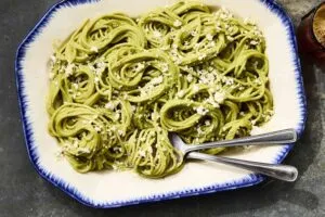 Plato de spaghetti representando una de las categorías más importantes de la industria alimentaria mundial.