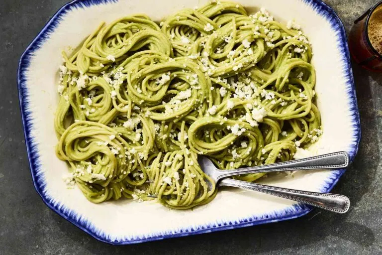 Plato de spaghetti representando una de las categorías más importantes de la industria alimentaria mundial.