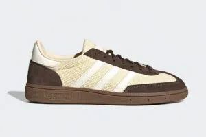 Adidas Handball Spezial en tonos café y crema con piel, suela de goma y estética retro