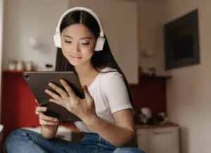Seguritech Privada analiza los riesgos de ciberseguridad asociados con las actividades escolares digitales.
