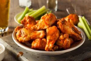Alitas Buffalo preparadas con salsa picante.