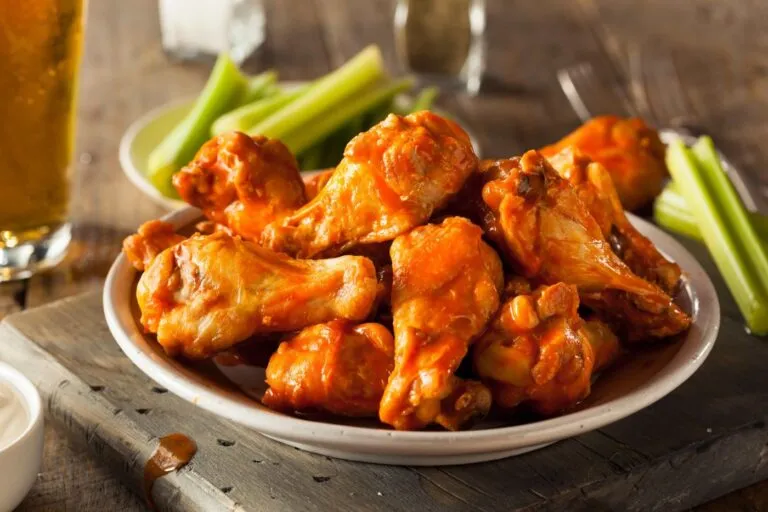 Alitas Buffalo preparadas con salsa picante.