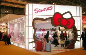 Exhibición de productos de Sanrio con Hello Kitty, Kuromi, Cinnamoroll y My Melody en una tienda de estética kawaii.
