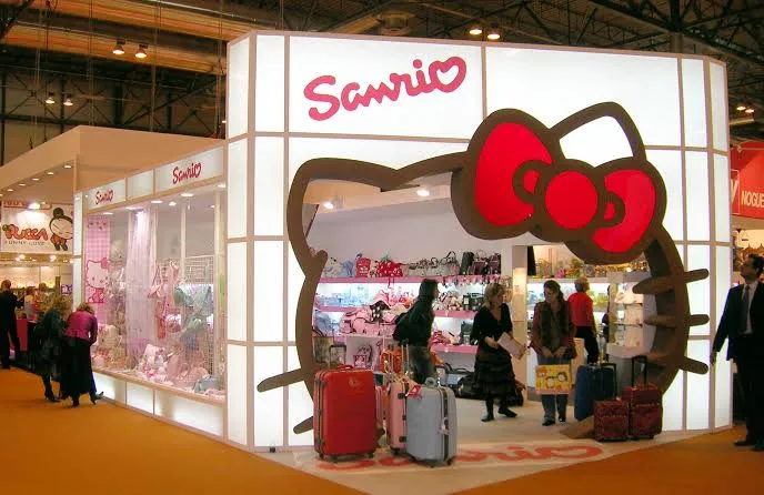 Exhibición de productos de Sanrio con Hello Kitty, Kuromi, Cinnamoroll y My Melody en una tienda de estética kawaii.