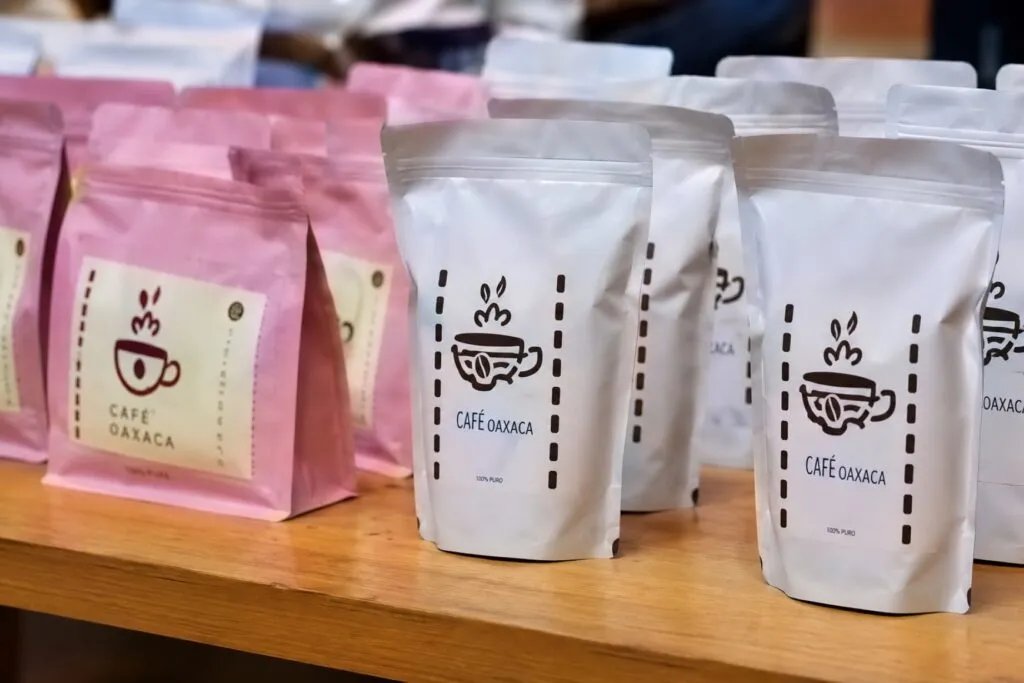 Café de especialidad de Oaxaca preparado con granos producidos por cafeticultores locales para mercados internacionales